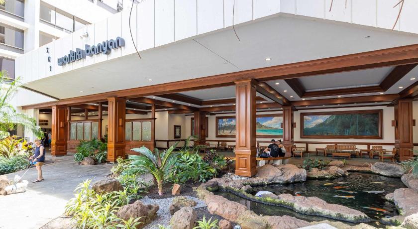 17Fl Waikiki escape with pool & beach access