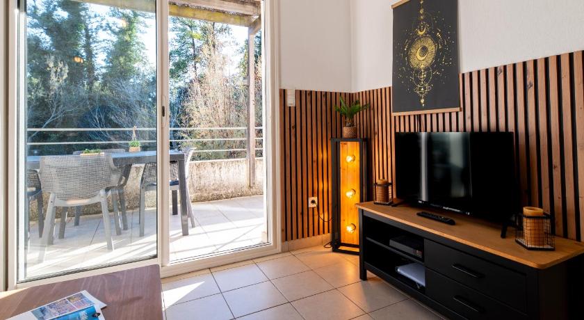 Photo of Poggio Mezzana, vue mer et piscine - Agoda Discount Booking