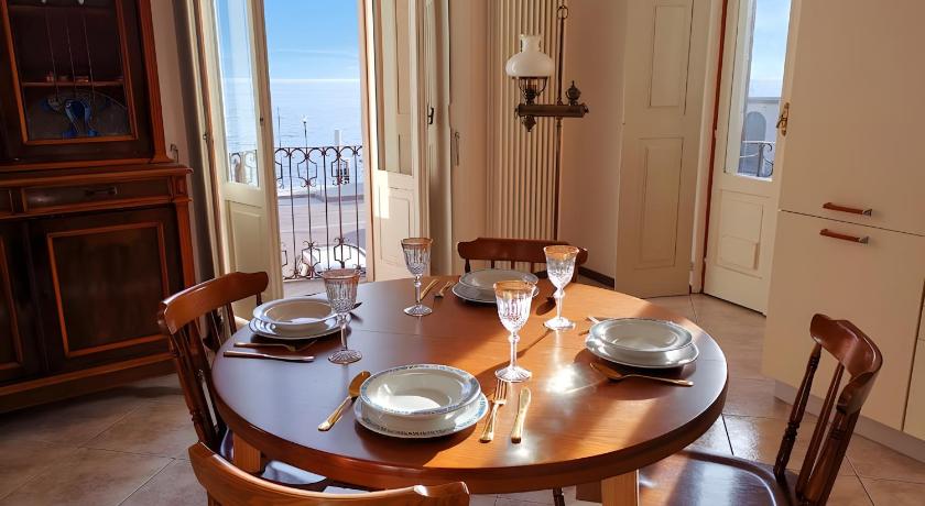 Spacious Historic Apartment F1