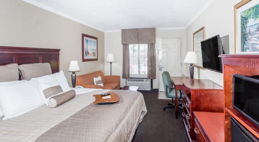 Image of King Bed Non-Smoking 3