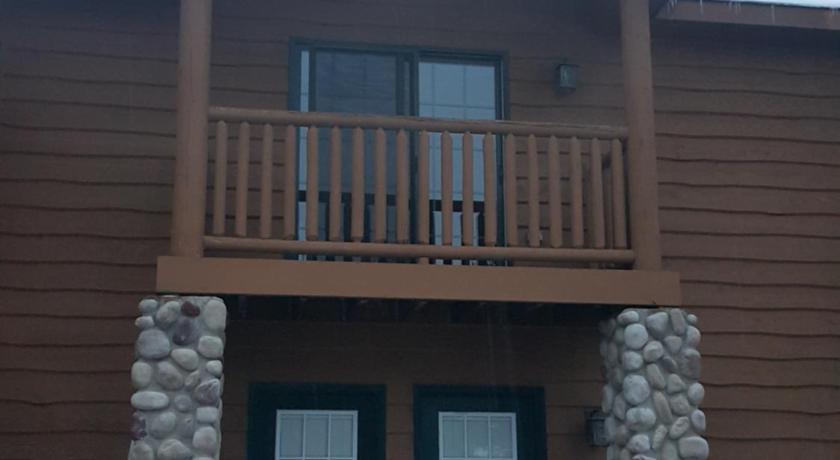 2BR Rustic Villa — Hotel in North Utica (IL)
