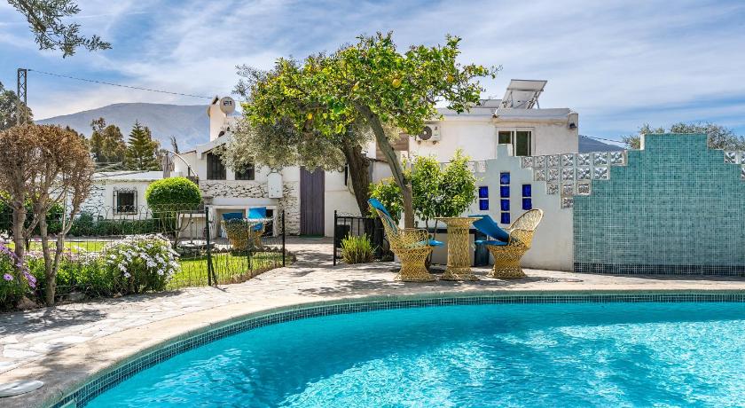 El Nido holiday cottage with pool