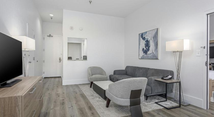 Image of King Suite with Coastline View 1