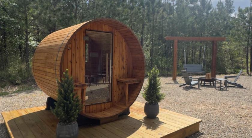 Private Romantic HotTub, Soaking Tub, King Bed