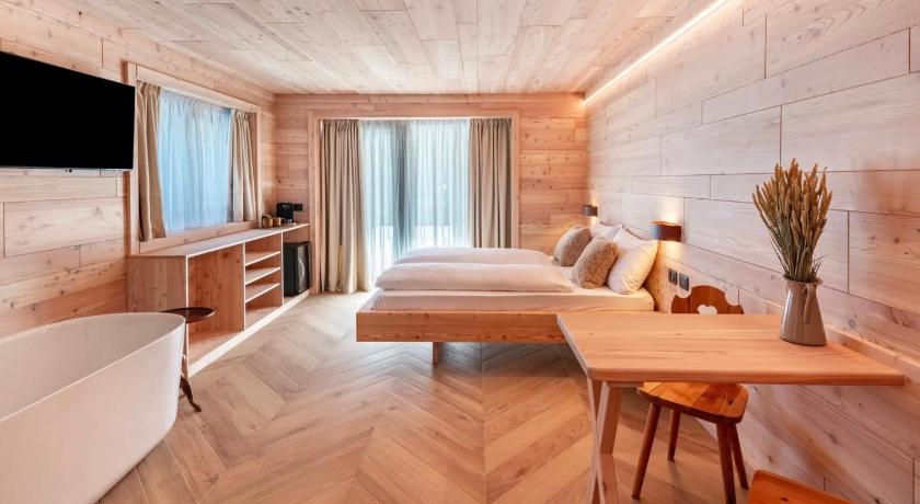 Noah Suites