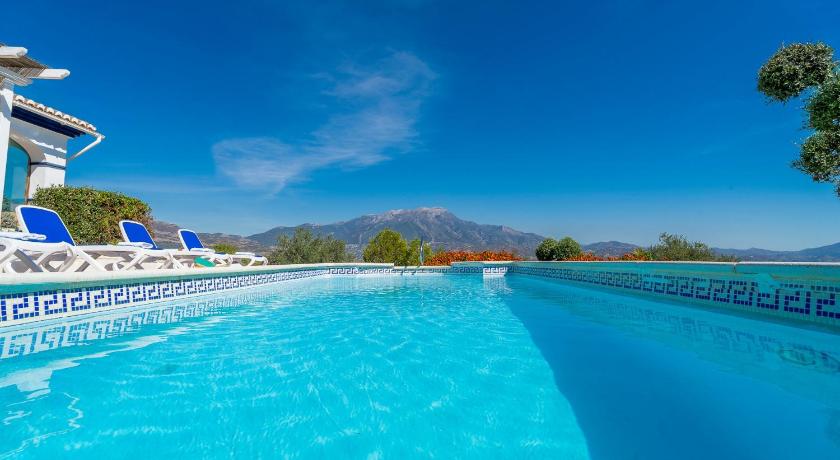 Las Alondras stunning lake views