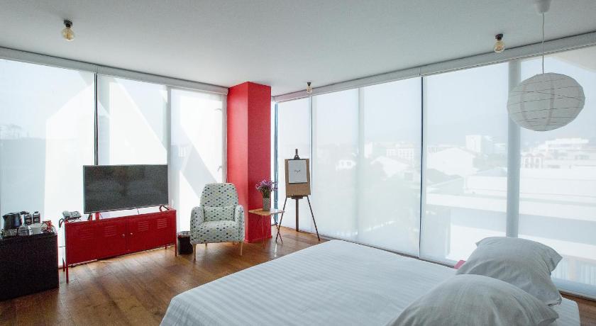 Image of The Artist Signature by Pod Room 0