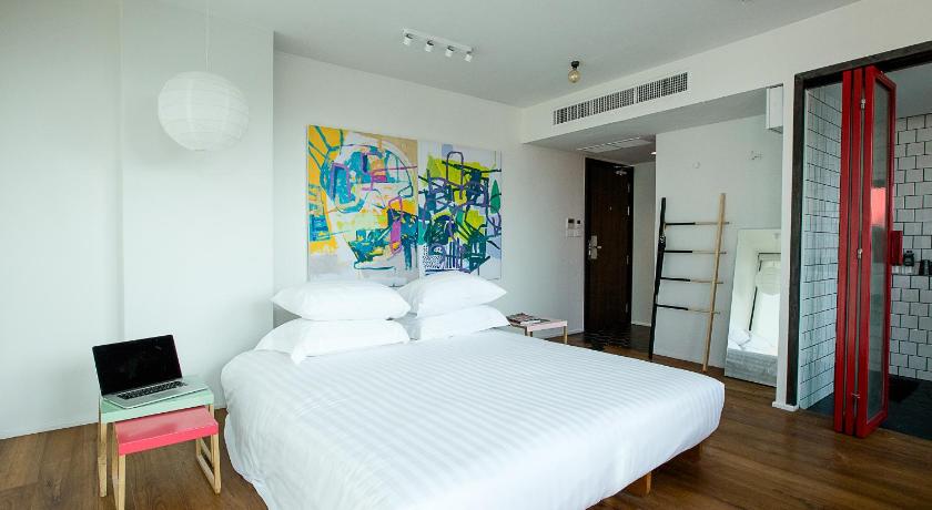 Image of The Artist Signature by Pod Room 4