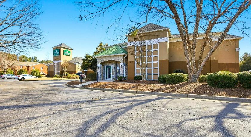 HomeTowne Studios by Red Roof Atlanta – Peachtree Corners