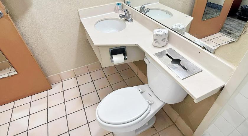 OYO Airport Inn - image 11