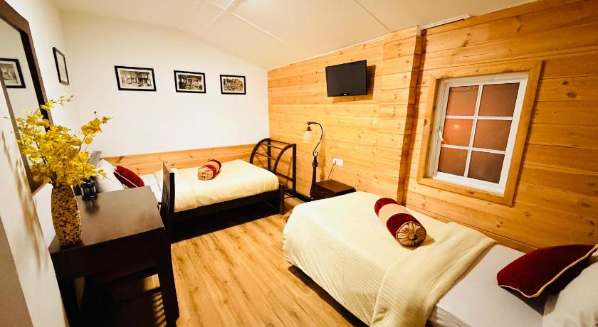 Little England Bungalow - image 39