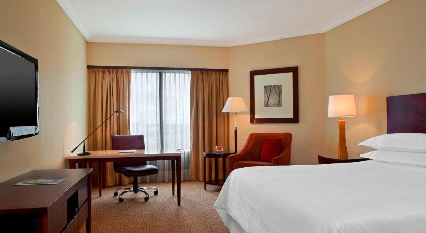 Image of Club Level King Room, Club Level, Guest Room, 1 King, Pool Access 7