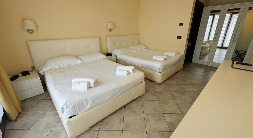 Quadruple Room with Two Double Beds - Ground Floor attēls 0