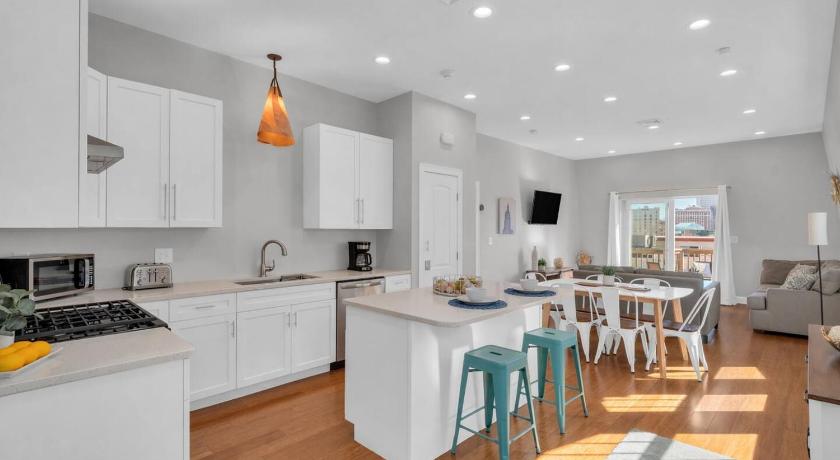 Jennifer's Penthouse Panoramic City Views w Deck