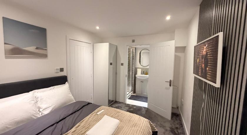 Luxury Rooms - Pick a Room - Free Parking & Kitchen Access, Near Etihad Stadium, The Coop Live & Pic