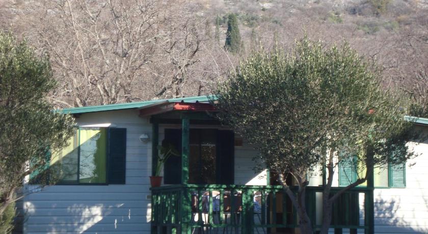 Mobile Homes Vila Punta — Hotel in Tribanj
