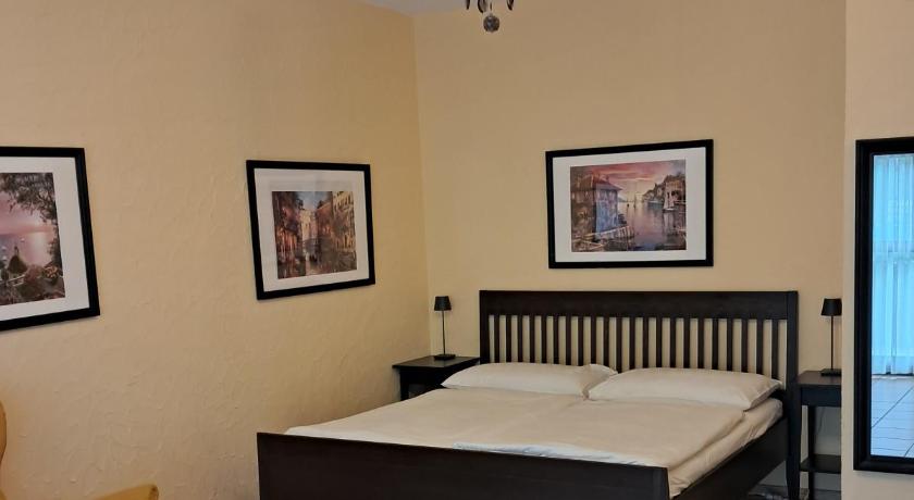 Image of Standard Family Room 9