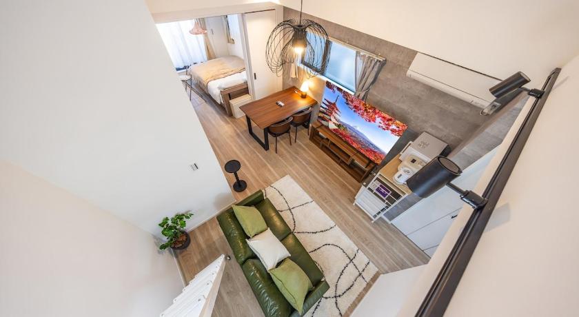 Within walking distance of Nakameguro, 6 mins by Shibuya Train, 7 mins on foot from Yutenji Station,