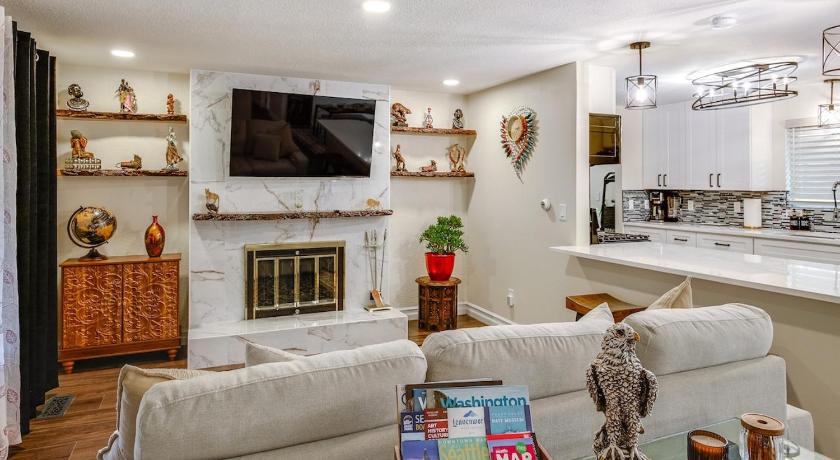 Relax in University Place - Sleeps 5 - Game Room