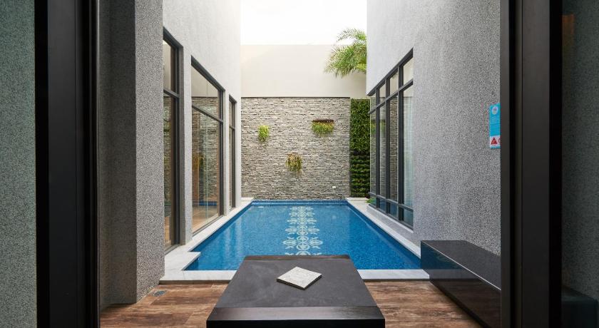 Image of King Room with Pool View 5