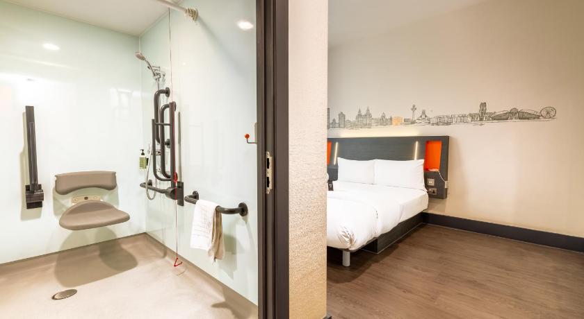 Image of Accessible Double Room (Wheelchair Accessible) 9