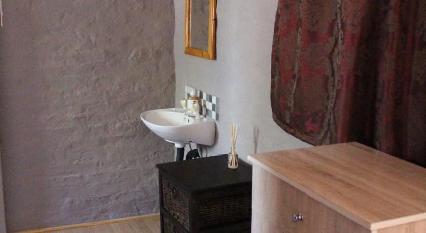 Image of Triple Room with Private Bathroom 0