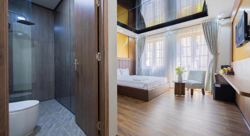 Phòng Deluxe Giường Đôi Có Ban Công (Deluxe Double Room with Balcony)tooltipPhòng Deluxe Giường Đôi Có Ban Công (Deluxe Double Room with Balcony)
