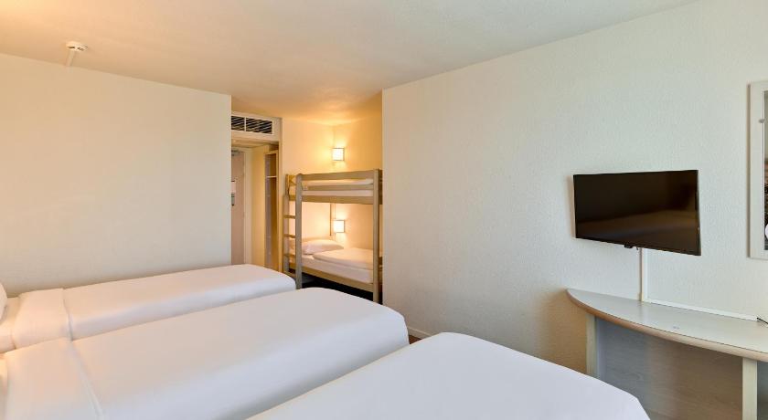 Image of Standard Room - 3 Single Beds 2 Bunk Bed Beds 1