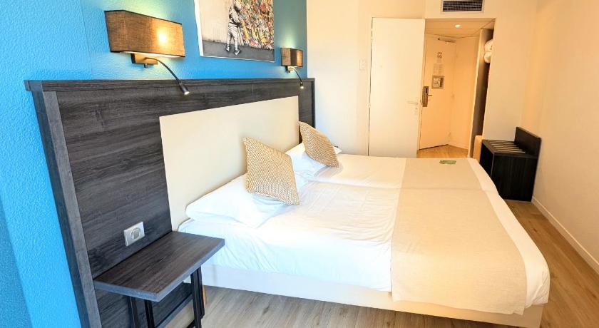 Image of Superior Twin Room with City View 1