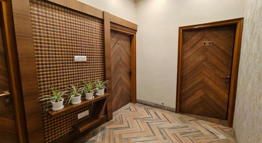 Hotel Char Dham Palace Near Kashi VishwanathTemple - image 12