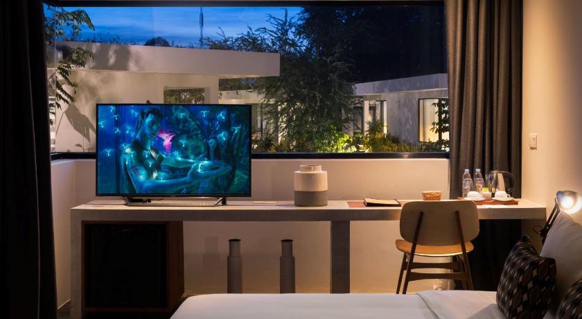Image of Jacuzzi Suite, King Bed 6
