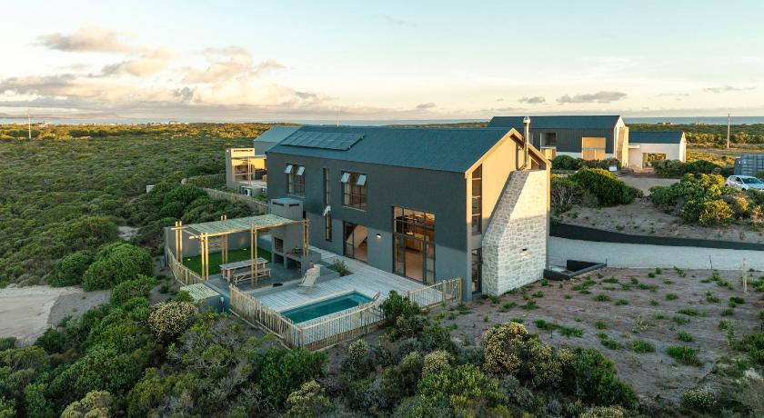 Foto 3 Bedroom Luxury Barn in Romansbaai Beach & Fynbos Estate - With Inverter - Booking Diskon Spesial