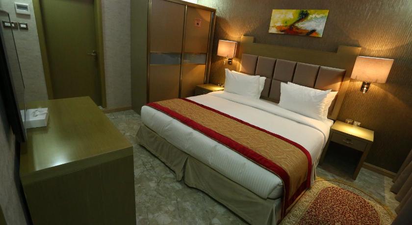 a hotel room with two beds and two lamps, Sun And Sands Plaza Hotel in Dubai