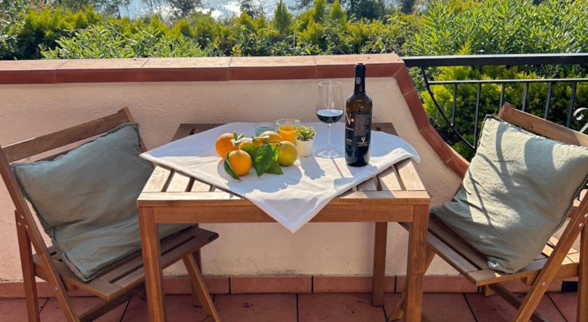 Residenza Belvedere - Lemon Apartment with Terrace & Garden near the Sea