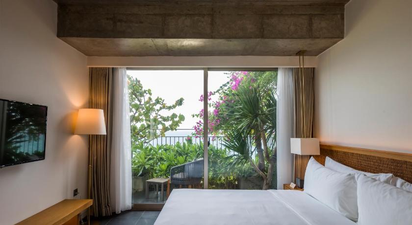 Image of Deluxe Ocean with Balcony 9
