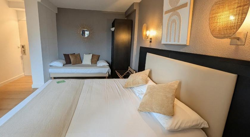 Image of Triple Room - City Side 3