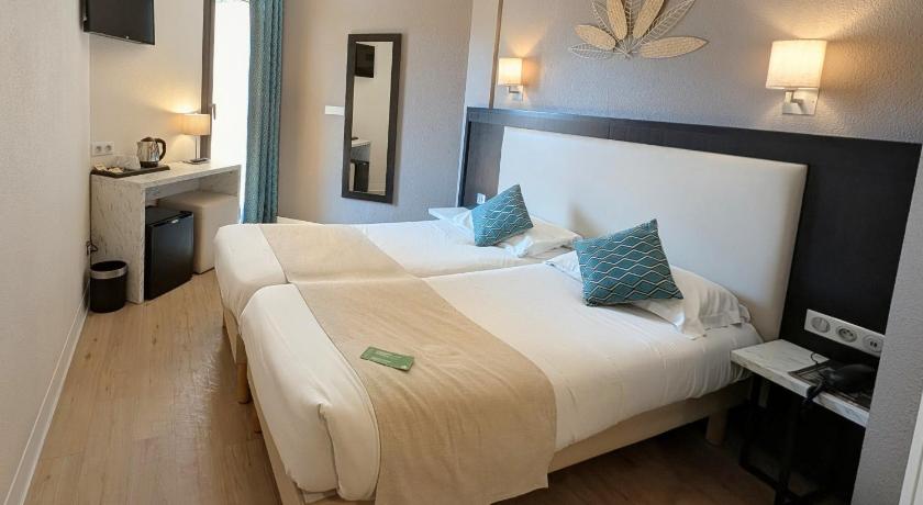 Image of Twin Room - City Side 1