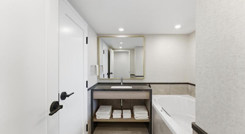 Image of 2 Queen Fallsview – Floor 20 2
