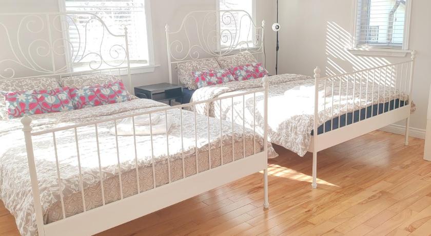 Sunny Ensuite Room with 2 Queen Beds-2A