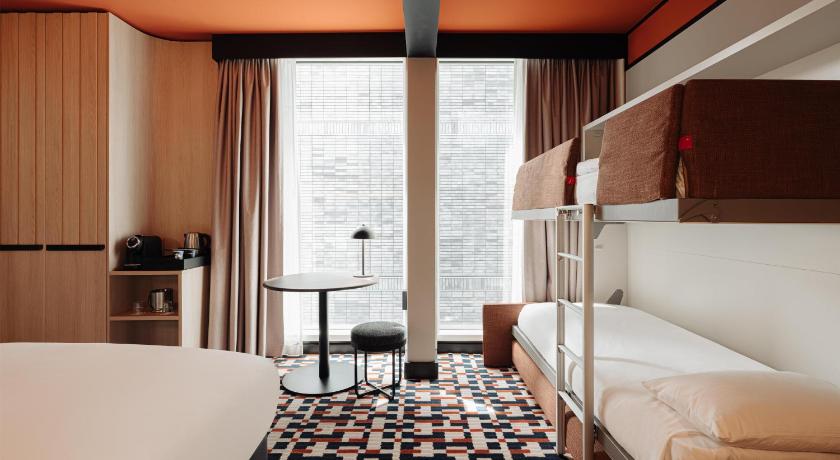 Image of Family Room With King Bed And Bunk Beds 6