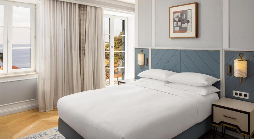 Image of Deluxe Suite with Sea View 4