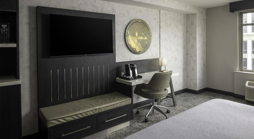 Image of 1 King Bed 3