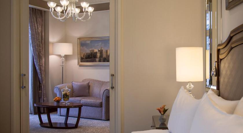 Image of Junior King Suite 8