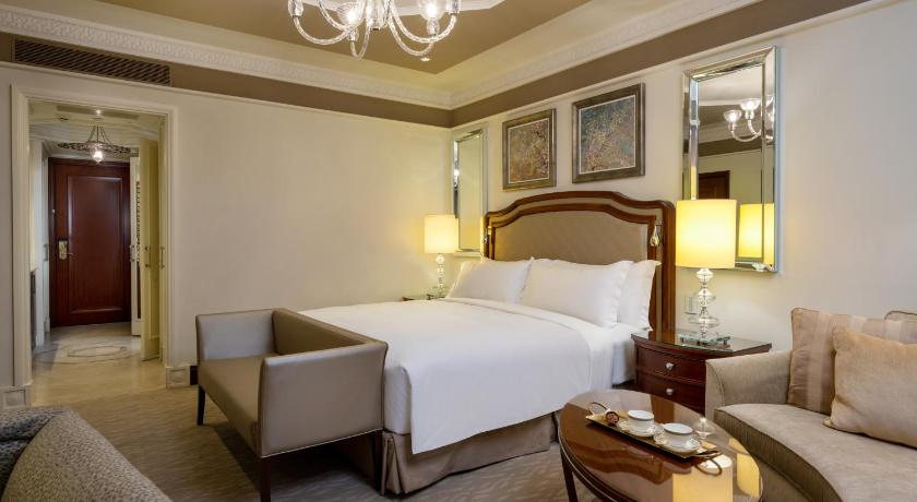 Image of Deluxe King Room with Balcony 7