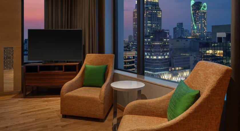 Image of Renaissance Suite, Club Lounge Access, 1 Bedroom Larger Suite, 1 King, Corner Room 1