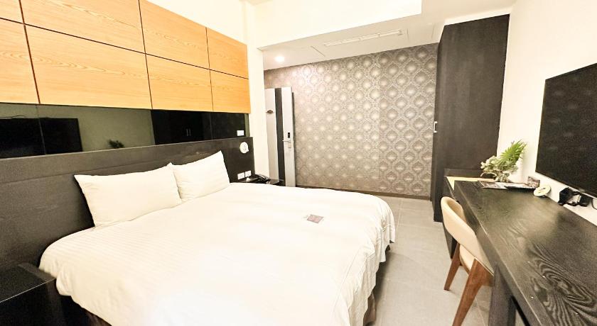 Image of Deluxe Queen Room 7