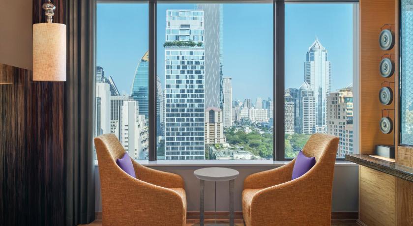 Image of Renaissance Suite, Club Lounge Access, 1 Bedroom Larger Suite, 1 King, Corner Room 3