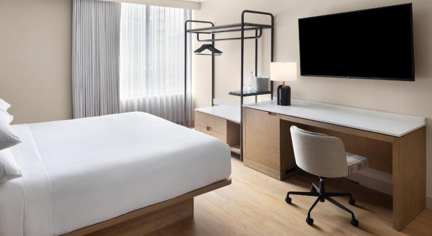 Image of Guest room, 1 King, City view 0