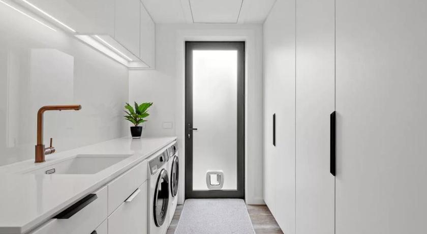 Image of Four-Bedroom House 11