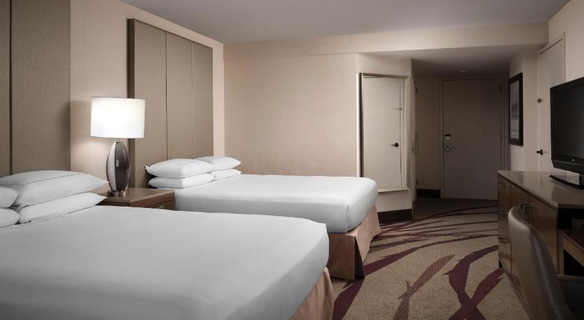 Immagine di 2 QUEEN BEDS WITH SMALL JULIETTE BALCONY (2 queen beds with small juliette balcony) 3